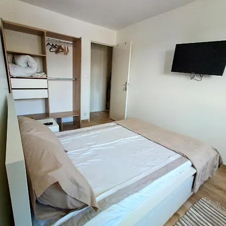 Private Room In Renovated Apartment - Tram 1 Min Walk Nice Exterior photo
