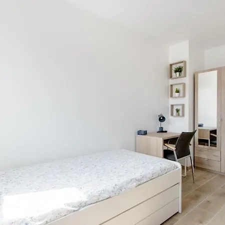 Private Room In Renovated Apartment - Tram 1 Min Walk Nice Exterior photo