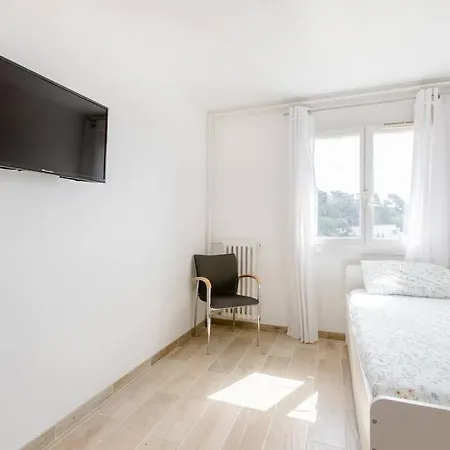Private Room In Renovated Apartment - Tram 1 Min Walk Nice Exterior photo