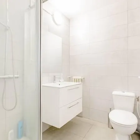 Private Room In Renovated Apartment - Tram 1 Min Walk Nice Exterior photo