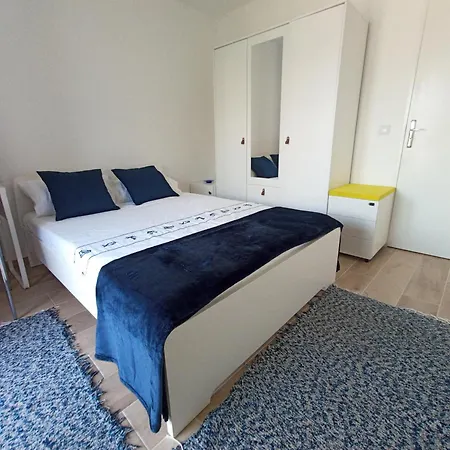Private Room In Renovated Apartment - Tram 1 Min Walk Nice Room photo