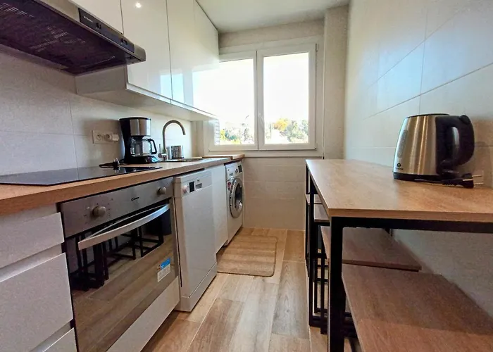 Private Room In Renovated Apartment - Tram 1 Min Walk