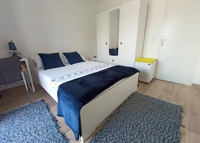 Private Room In Renovated Apartment - Tram 1 Min Walk